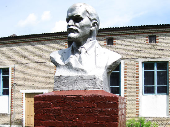 Чудин, Памятник Ленину Владимиру Ильичу