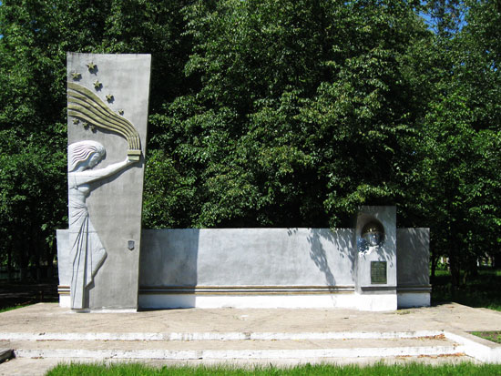 Хотыничи, Братская могила советских воинов и партизан
