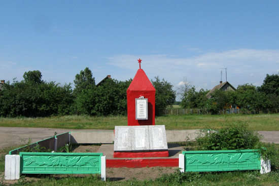 Будча, Памятник землякам (обелиск)